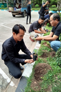 ไฟล์แนบ การประปาส่วนภูมิภาค สาขาพยัคฆภูมิพิสัย จัดกิจกรรมโครงการเติมใจให้กัน วาระ ๑๒ สิงหา มหาราชินี พร้อมปลูกดอกดาวเรือง ณ บริเวณด้านหน้าสำนักงาน กปภ.สาขาฯ