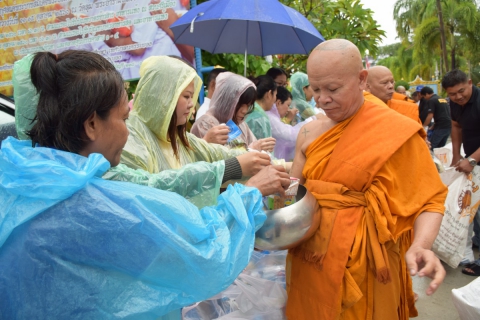 ไฟล์แนบ กปภ.สาขาระยองร่วมใจสืบสานประเพณีตักบาตรเทโว ท่ามกลางสายฝน