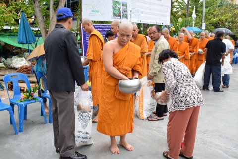 ไฟล์แนบ กปภ.สาขาระยองร่วมใจสืบสานประเพณีตักบาตรเทโว ท่ามกลางสายฝน