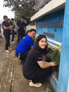 ไฟล์แนบ วันพุธที่ 4 ตุลาคม 2560 นายกมล ประดุงรุก ผู้จัดการการประปาส่วนภูมิภาคสาขาแม่สอด นำทีมพนักงานในสังกัด ปลูกต้นดอกดาวเรืองบริเวณหน้าทางเข้าสำนักงาน เพื่อใช้ประดับให้ออกดอกบานสะพรั่งช่วงพระราชพิธีถวายพระเพลิงพระบรมศพพระบาทสมเด็จพระปรมินทรมหาภูมิพลอดุลยเดช