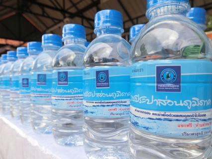 ไฟล์แนบ การประปาส่วนภูมิภาคสาขาพะเยา ร่วมสนับสนุนน้ำดื่มในพิธีการบำเพ็ญกุศล เพื่อถวายเป็นพระราชกุศลแด่พระบาทสมเด็จพระปรมินทรมหาภูมิพลอดุลยเดชบรมนาถบพิตร สวรรคตครบ 1 ปี