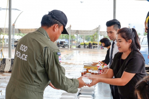 ไฟล์แนบ กปภ.ข.๗ ส่งมอบดอกไม้จันทน์ น้ำดื่มตราสัญลักษณ์ กปภ. และอาหาร ในงานพระราชพิธีถวายพระเพลิงพระบรมศพ พระบาทสมเด็จพระปรมินทรมหาภูมิพลอดุลยเดช