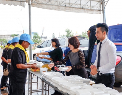 ไฟล์แนบ กปภ.ข.๗ ส่งมอบดอกไม้จันทน์ น้ำดื่มตราสัญลักษณ์ กปภ. และอาหาร ในงานพระราชพิธีถวายพระเพลิงพระบรมศพ พระบาทสมเด็จพระปรมินทรมหาภูมิพลอดุลยเดช