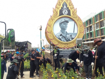 ไฟล์แนบ กปภ.สาขาสามพราน เข้าร่วมกับเทศบาลเมืองสามพราน ปลูกดอกดาวเรืองถวายแด่พ่อหลวง