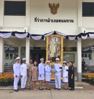 ไฟล์แนบ กปภ.สาขาพนมทวน ร่วมสนับสนุนน้ำดื่มตราสัญลักษณ์ กปภ. เพื่อพิธีถวายดอกไม้จันทน์ งานพระราชทานเพลิงศพพระบาทสมเด็จพระปรมินทรมหาภูมิพลอดุยเดช 