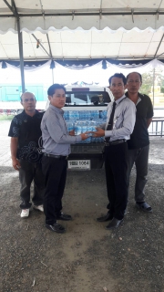 ไฟล์แนบ กปภ.สาขาสามพราน มอบน้ำดื่มตราสัญลักษณ์กปภ. ให้กับวัดไร่ขิงพระอารามหลวง เพื่อใช้ในงานพระราชพิธีถวายพระเพลิงพระบรมศพในหลวง รัชกาลที่ 9