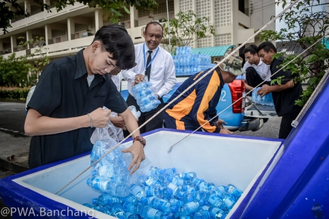 ไฟล์แนบ ประปาบ้านฉางส่งมอบน้ำดื่มเพื่อบริการประชาชนและจิตอาสา ในพระราชพิธีถวายพระเพลิงพระบรมศพ ในหลวง ร.๙