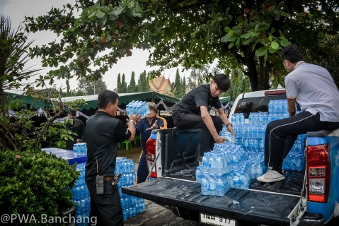 ไฟล์แนบ ประปาบ้านฉางส่งมอบน้ำดื่มเพื่อบริการประชาชนและจิตอาสา ในพระราชพิธีถวายพระเพลิงพระบรมศพ ในหลวง ร.๙