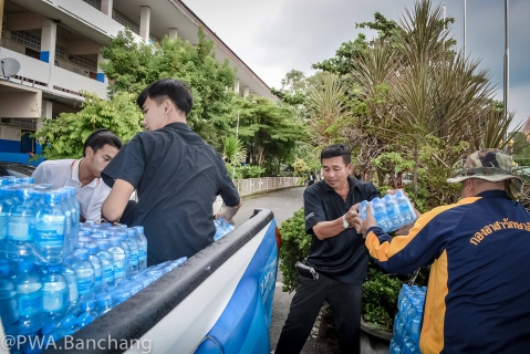 ไฟล์แนบ ประปาบ้านฉางส่งมอบน้ำดื่มเพื่อบริการประชาชนและจิตอาสา ในพระราชพิธีถวายพระเพลิงพระบรมศพ ในหลวง ร.๙