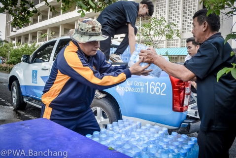 ไฟล์แนบ ประปาบ้านฉางส่งมอบน้ำดื่มเพื่อบริการประชาชนและจิตอาสา ในพระราชพิธีถวายพระเพลิงพระบรมศพ ในหลวง ร.๙