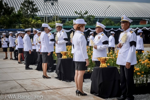 ไฟล์แนบ ประปาบ้านฉาง ร่วมถวายดอกไม้จันทน์และบริการน้ำดื่มแก่ประชาชน