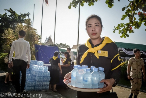ไฟล์แนบ ประปาบ้านฉาง ร่วมถวายดอกไม้จันทน์และบริการน้ำดื่มแก่ประชาชน