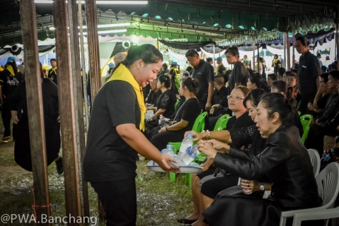 ไฟล์แนบ ประปาบ้านฉาง ร่วมถวายดอกไม้จันทน์และบริการน้ำดื่มแก่ประชาชน