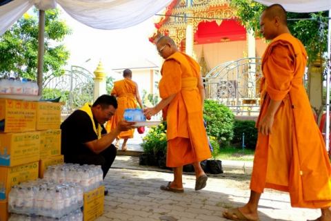 ไฟล์แนบ กปภ.สาขาพนมสารคาม ได้เข้าร่วมพิธีถวายดอกไม้จันทน์และให้บริการน้ำดื่ม กปภ. เนื่องในพิธีถวายพระเพลิงพระบรมศพ พระบาทสมเด็จพระปรมินทรมหาภูมิพลอดุลยเดช บรมนาถบพิตร 