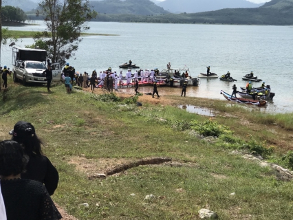 ไฟล์แนบ กปภ.สาขาสะเดาร่วมพิธีวางดอกไม้จันทร์ และช่วยงานจิตอาสาในงานพระราชพิธีถวายพระเพลิงพระบรมศพพระบาทสมเด็จพระปรมินทรมหาภูมิพลอดุลยเดช บรมนาถบพิตร ณ วัดหัวถนน ต.สะเดา อ.สะเดา จ.สงขลา และได้มอบน้ำดื่มตราสัญลักษณ์ กปภ.จำนวน 3,000 ขวด 