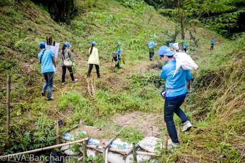 ไฟล์แนบ ประปาบ้านฉาง ใส่ใจสิ่งแวดล้อม ร่วมสร้างฝายชะลอน้ำธรรมชาติที่เขาภูดร