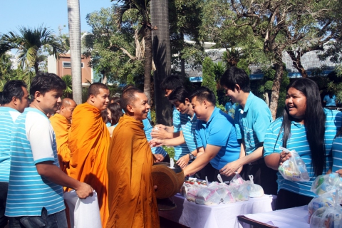 ไฟล์แนบ กปภ.เขต 10  จัดกิจกรรมทำบุญตักบาตรถวายเป็นพระราชกุศลแด่ในหลวง ร.9 พร้อมทั้งร่วมใจทำความสะอาดสำนักงานในกิจกรรม 5 ส.(Big Cleaning Day)