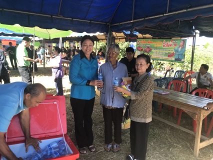 ไฟล์แนบ นายกมล ประดุงรุก ผู้จัดการการประปาส่วนภูมิภาคสาขาแม่สอด มอบหมายให้ นางจินดา เดชเดชา หัวหน้างานอำนวยการ และ นายเกียรติพงษ์ กาญจนหย่า หัวหน้างานจัดเก็บรายได้ นำทีมพนักงานเข้าร่วมกิจกรรมโครงการอำเภอ..ยิ้มเคลื่อนที่ ประจำปี 2560 โดยมีวัตถุประสงค์เพื่อนำบริการของรัฐ ไปบริการแก่ประชาชนในพื้นที่ห่างไกลเป็นการลดรายจ่ายและเวลาของประชาชน ในการเดินทางมาติดต่อขอรับบริการและสร้างความใกล้ชิดระหว่างประชาชนกับเจ้าหน้าที่ของรัฐ ประจำเดือน ธันวาคม 2560