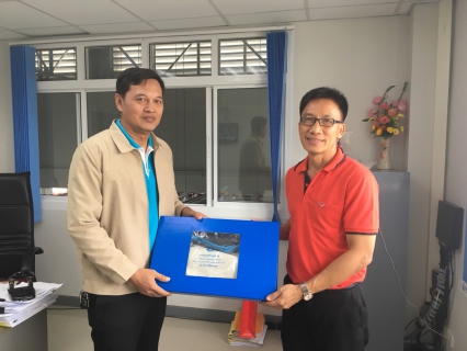 ไฟล์แนบ เมื่อวันพฤหัสบดีที่ 28 ธันวาคม 2560 นายกมล ประดุงรุก ผู้จัดการการประปาส่วนภูมิภาคสาขาแม่สอด  นำของชำร่วยมอบให้หัวหน้าหน่วยงานราชการที่เกี่ยวข้องส่งท้ายปีเก่าต้อนรับปีใหม่2561 