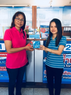 ไฟล์แนบ กปภ.สาขาเกาะคามอบของที่ระลึกให้กับลูกค้าที่มาขอติดตั้งประปาใหม่