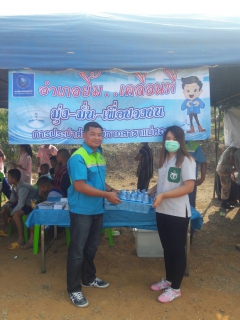 ไฟล์แนบ เมื่อวันที่ 26 มกราคม 2561 นายกมล ประดุงรุก ผู้จัดการการประปาส่วนภูมิภาคสาขาแม่สอด มอบหมายให้ นายวินิจฉัย โทณะสุด หัวหน้างานผลิต นำทีม พนักงานในสังกัดเข้าร่วมกิจกรรม ออกหน่วย อำเภอยิ้มเคลื่อนที่ประจำเดือนมกราคม 2561 ให้บริการแก่ประชาชนที่ห่างไกลเป็นการลดรายจ่ายและเวลาของประชาชน ในการเดินทางมาติดต่อขอรัรบบริการที่อำเภอ และสร้างความใกล้ชิดระหว่างประชาชนกับเจ้าหน้าที่ของรัฐ ณ โรงเรียนบ้านห้วยระพริ้ง หมู่ 8 ต.พะวอ อ.แม่สอด จ.ตาก โดยได้นำน้ำดื่มบรรจุขวดตราสัญลักษณ์ กปภ. ไปแจกให้กับผู้มาร่วมกิจกรรมจำนวน 200 ขวด 