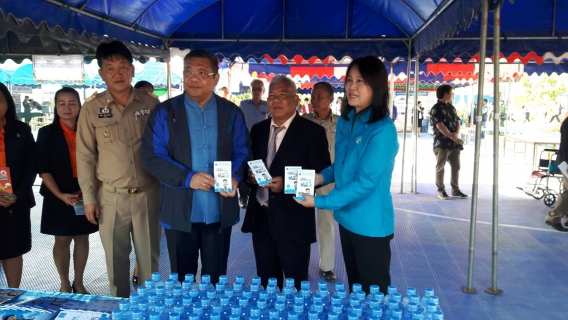 ไฟล์แนบ เมื่อวันที่ 26 มกราคม 2561 นายกมล ประดุงรุก ผู้จัดการการประปาส่วนภูมิภาคสาขาแม่สอด นำทีม พนักงานในสังกัดเข้าร่วมกิจกรรมโครงการ "จังหวัดเคลื่อนที่ บำบัดทุกข์ บำรุงสุข สร้างรอยยิ้มให้ประชาชน" ประจำปี 2561 เพื่อออกพบปะเยี่ยมเยียนประชาชน  และให้บริการช่วยเหลือผู้ด้อยโอกาสที่อยู่พื้นที่ห่างไกล และทุรกันดาร ณ โรงเรียนบ้านแม่ระมาดน้อย หมู่ 8 ตำบลขะเนจื้อ อ.แม่ระมาด จ.ตาก โดยได้นำน้ำดื่มบรรจุขวดตราสัญลักษณ์ กปภ. ไปแจกให้กับผู้มาร่วมกิจกรรมจำนวน 800 ขวด 