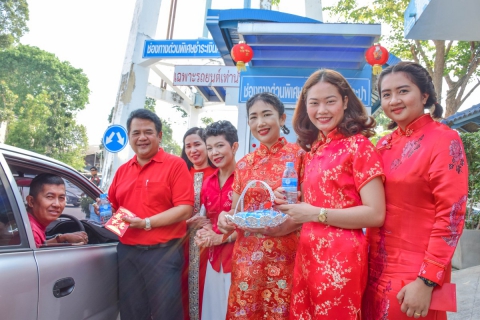 ไฟล์แนบ กปภ.สาขาระยอง จัดกิจกรรม "มาจ่าย หมวยแจก" มอบน้ำดื่มตราสัญลักษณ์ กปภ.แก่ผู้ใช้น้ำเนื่องในเทศกาลตรุษจีน 2561