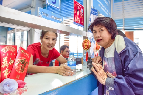ไฟล์แนบ กปภ.สาขาระยอง จัดกิจกรรม "มาจ่าย หมวยแจก" มอบน้ำดื่มตราสัญลักษณ์ กปภ.แก่ผู้ใช้น้ำเนื่องในเทศกาลตรุษจีน 2561