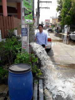ไฟล์แนบ กปภ.สาขาสามพราน ลงพื้นที่โบว์น้ำล้างตะกอนในเส้นท่อตามหมู่บ้าน เพื่อลดปัญหาข้อร้องเรียน