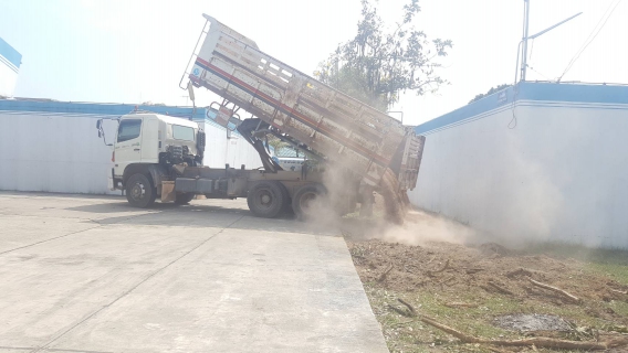 ไฟล์แนบ การประปาส่วนภูมิภาคสาขาสมุทรสงคราม ร่วมแรงร่วมใจปรับภูมิทัศน์เพื่อเตรียมการติดตั้ง  Drive Thru 