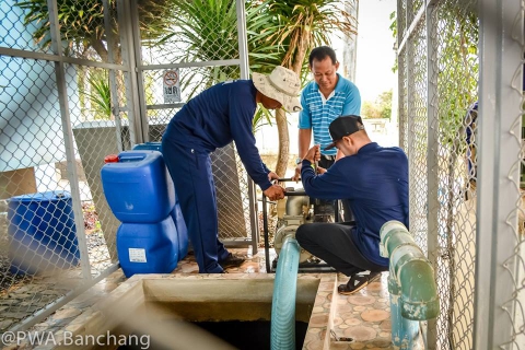 ไฟล์แนบ สาขาบ้านฉาง "ใส่ใจผู้บริโภค" ร่วมล้างถังพักน้ำ รพ. เพื่อสุขอนามัยที่ดี