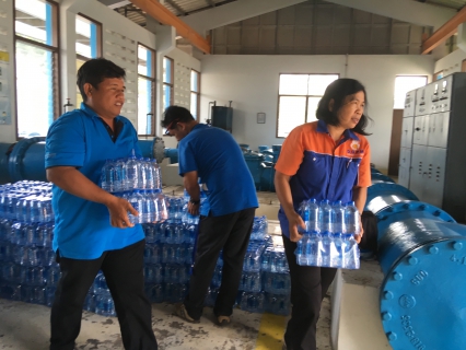 ไฟล์แนบ กปภ.สาขาสามพรานมอบน้ำดื่มตราสัญลักษณ์ ให้กับสำนักงานป้องกันและบรรเทาสาธารณภัยจังหวัดนครปฐม 