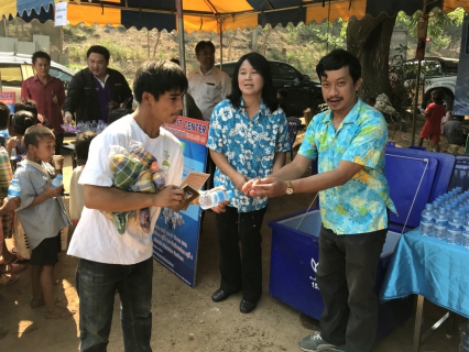 ไฟล์แนบ เช้าวันที่ 11 เมษายน 2561  นายกมล ประดุงรุก ผู้จัดการการประปาส่วนภูมิภาคสาขาแม่สอด นำทีมพนักงานในสังกัดออกหน่วยร่วมกับอำเภอภายใต้โครงการอำเภอยิ้มเคลื่อนที่ประจำเดือนเมษายน2561 เพื่อนำบริการให้แก่ประชาชนในพื้นที่ห่างไกลโดยการประปาส่วนภูมิภาคสาขาแม่สอดได้นำน้ำดื่มบรรจุตราสัญลักษณ์กปภ.ไปแจกจำนวน 400 ขวด ณ โรงเรียนตำรวจตะเวนชายแดนท่านผู้หญิงทวี มณีบุตร ม.6 บ้านขุนห้วยแม่สอด ต.พระธาตุผาแดง อ.แม่สอด จ.ตาก 