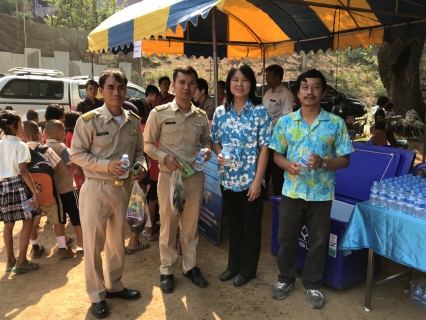 ไฟล์แนบ เช้าวันที่ 11 เมษายน 2561  นายกมล ประดุงรุก ผู้จัดการการประปาส่วนภูมิภาคสาขาแม่สอด นำทีมพนักงานในสังกัดออกหน่วยร่วมกับอำเภอภายใต้โครงการอำเภอยิ้มเคลื่อนที่ประจำเดือนเมษายน2561 เพื่อนำบริการให้แก่ประชาชนในพื้นที่ห่างไกลโดยการประปาส่วนภูมิภาคสาขาแม่สอดได้นำน้ำดื่มบรรจุตราสัญลักษณ์กปภ.ไปแจกจำนวน 400 ขวด ณ โรงเรียนตำรวจตะเวนชายแดนท่านผู้หญิงทวี มณีบุตร ม.6 บ้านขุนห้วยแม่สอด ต.พระธาตุผาแดง อ.แม่สอด จ.ตาก 