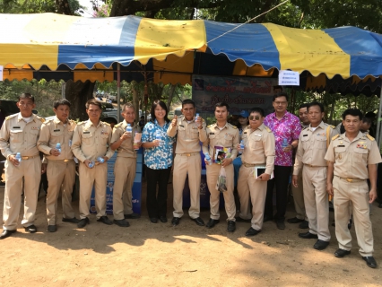 ไฟล์แนบ เช้าวันที่ 11 เมษายน 2561  นายกมล ประดุงรุก ผู้จัดการการประปาส่วนภูมิภาคสาขาแม่สอด นำทีมพนักงานในสังกัดออกหน่วยร่วมกับอำเภอภายใต้โครงการอำเภอยิ้มเคลื่อนที่ประจำเดือนเมษายน2561 เพื่อนำบริการให้แก่ประชาชนในพื้นที่ห่างไกลโดยการประปาส่วนภูมิภาคสาขาแม่สอดได้นำน้ำดื่มบรรจุตราสัญลักษณ์กปภ.ไปแจกจำนวน 400 ขวด ณ โรงเรียนตำรวจตะเวนชายแดนท่านผู้หญิงทวี มณีบุตร ม.6 บ้านขุนห้วยแม่สอด ต.พระธาตุผาแดง อ.แม่สอด จ.ตาก 