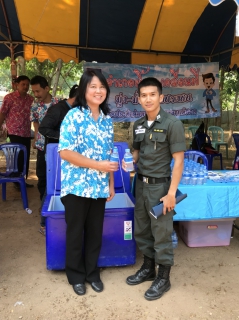 ไฟล์แนบ เช้าวันที่ 11 เมษายน 2561  นายกมล ประดุงรุก ผู้จัดการการประปาส่วนภูมิภาคสาขาแม่สอด นำทีมพนักงานในสังกัดออกหน่วยร่วมกับอำเภอภายใต้โครงการอำเภอยิ้มเคลื่อนที่ประจำเดือนเมษายน2561 เพื่อนำบริการให้แก่ประชาชนในพื้นที่ห่างไกลโดยการประปาส่วนภูมิภาคสาขาแม่สอดได้นำน้ำดื่มบรรจุตราสัญลักษณ์กปภ.ไปแจกจำนวน 400 ขวด ณ โรงเรียนตำรวจตะเวนชายแดนท่านผู้หญิงทวี มณีบุตร ม.6 บ้านขุนห้วยแม่สอด ต.พระธาตุผาแดง อ.แม่สอด จ.ตาก 