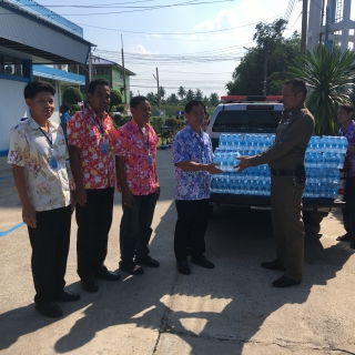 ไฟล์แนบ กปภ.สาขาสามพรานมอบน้ำดื่มตราสัญลักษณ์ให้กับสถานีตำรวจภูธรสามพราน