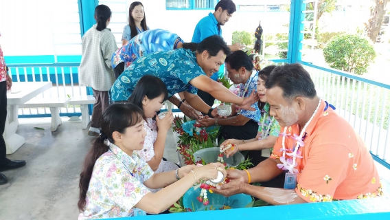 ไฟล์แนบ กปภ.สาขาสามพราน จัดกิจกรรม สรงน้ำพระพุทธรูป พระแม่ธรณี และรดน้ำขอพรผู้ใหญ่ เพื่อความเป็น สิริมงคลเนื่องในเทศกาลสงกรานต์ปี 2561