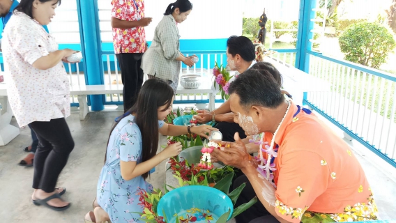 ไฟล์แนบ กปภ.สาขาสามพราน จัดกิจกรรม สรงน้ำพระพุทธรูป พระแม่ธรณี และรดน้ำขอพรผู้ใหญ่ เพื่อความเป็น สิริมงคลเนื่องในเทศกาลสงกรานต์ปี 2561
