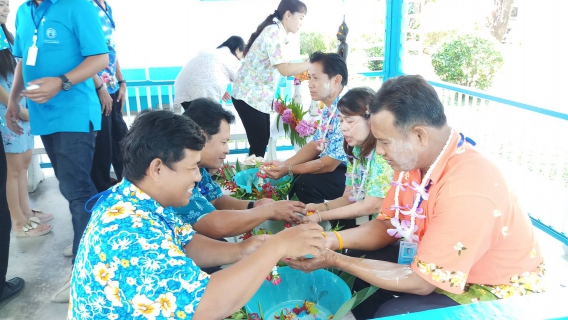 ไฟล์แนบ กปภ.สาขาสามพราน จัดกิจกรรม สรงน้ำพระพุทธรูป พระแม่ธรณี และรดน้ำขอพรผู้ใหญ่ เพื่อความเป็น สิริมงคลเนื่องในเทศกาลสงกรานต์ปี 2561