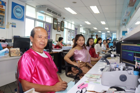 ไฟล์แนบ กปภ.สาขาปทุมธานี ร่วมสืบสานประเพณีสงกรานต์ 2561 แต่งกายชุดไทย ให้บริการผู้ใช้น้ำ