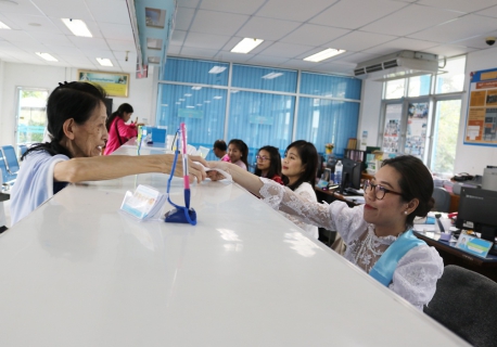 ไฟล์แนบ กปภ.สาขาปทุมธานี ร่วมสืบสานประเพณีสงกรานต์ 2561 แต่งกายชุดไทย ให้บริการผู้ใช้น้ำ