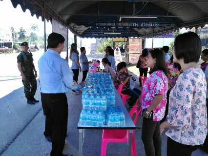 ไฟล์แนบ กปภ.สาขาพนมทวน มอบน้ำดื่มบรรจุขวด ตราสัญลักษณ์ กปภ. เพื่อใช้ในจุดตรวจร่วมโครงการป้องกันและลดอุบัติเหตุทางถนน ในช่วงเทศกาลสงกรานต์ ๒๕๖๑