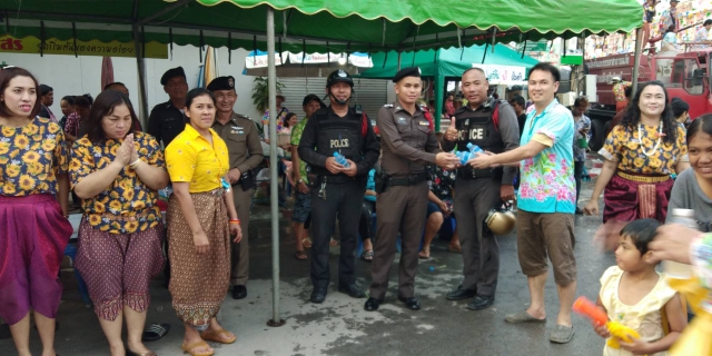 ไฟล์แนบ การประปาส่วนภูมิภาคสาขาสุโขทัย  ร่วมงานประเพณีสงกรานต์เสื้อลายดอก ถนนข้าวตอกสุโขทัย ประจำปี 2561