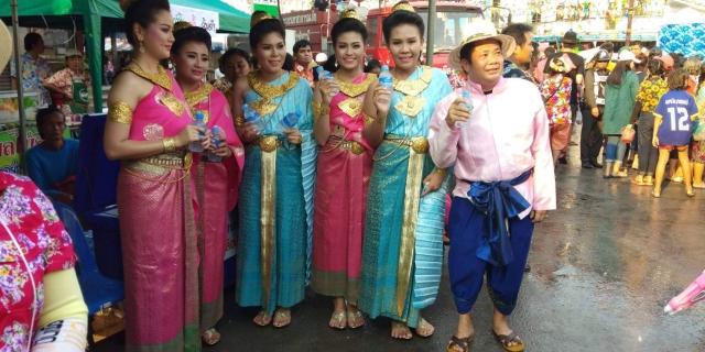 ไฟล์แนบ การประปาส่วนภูมิภาคสาขาสุโขทัย  ร่วมงานประเพณีสงกรานต์เสื้อลายดอก ถนนข้าวตอกสุโขทัย ประจำปี 2561