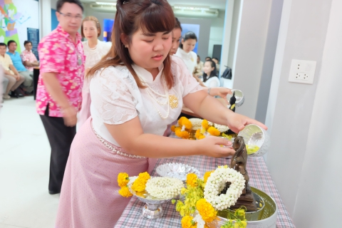 ไฟล์แนบ กปภ.สาขาอุบลราชธานี ร่วมสืบสานสงกรานต์ไทย รดน้ำดำหัวผู้ใหญ่ประจำปี ๒๕๖๑