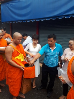 ไฟล์แนบ พิธีทำบุญตักบาตร กิจกรรมสัปดาห์ส่งเสริมพระพุทธศาสนา เนื่องในวันวิสาขบูชา วันสำคัญของโลก ประจำปี 2561 อ.แม่สาย ณ.วัดพระธาตุดอยเวา