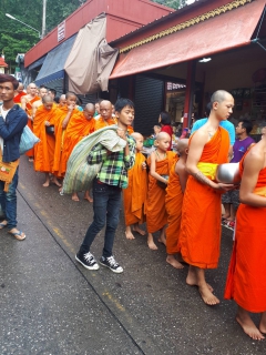 ไฟล์แนบ พิธีทำบุญตักบาตร กิจกรรมสัปดาห์ส่งเสริมพระพุทธศาสนา เนื่องในวันวิสาขบูชา วันสำคัญของโลก ประจำปี 2561 อ.แม่สาย ณ.วัดพระธาตุดอยเวา