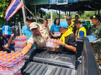 ไฟล์แนบ กปภ.สาขาสมุทรสงคราม ลงพื้นที่ให้ความช่วยเหลือตรวจสอบระบบประปา มอบน้ำดื่มและเงินสนับสนุน กรณีบ้านทรุดเนื่องจากน้ำเซาะริมตลิ่ง