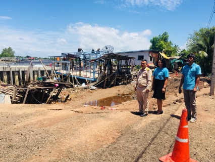ไฟล์แนบ กปภ.สาขาสมุทรสงคราม ลงพื้นที่ให้ความช่วยเหลือตรวจสอบระบบประปา มอบน้ำดื่มและเงินสนับสนุน กรณีบ้านทรุดเนื่องจากน้ำเซาะริมตลิ่ง